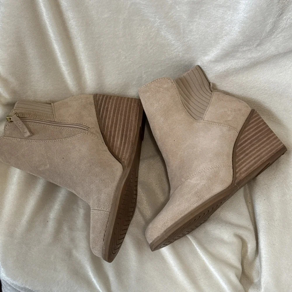 TOMS Women's Sadie Wedge Bootie Almond Shape Toe Oatmeal Suede Side Zip 6